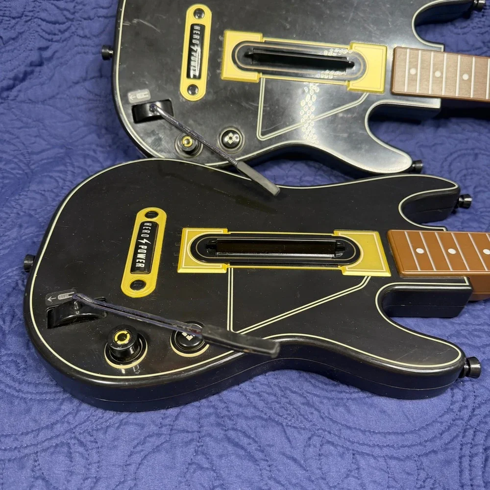 2 Activision Guitar Hero Live Wireless Guitar Controllers 0700 Black Gold